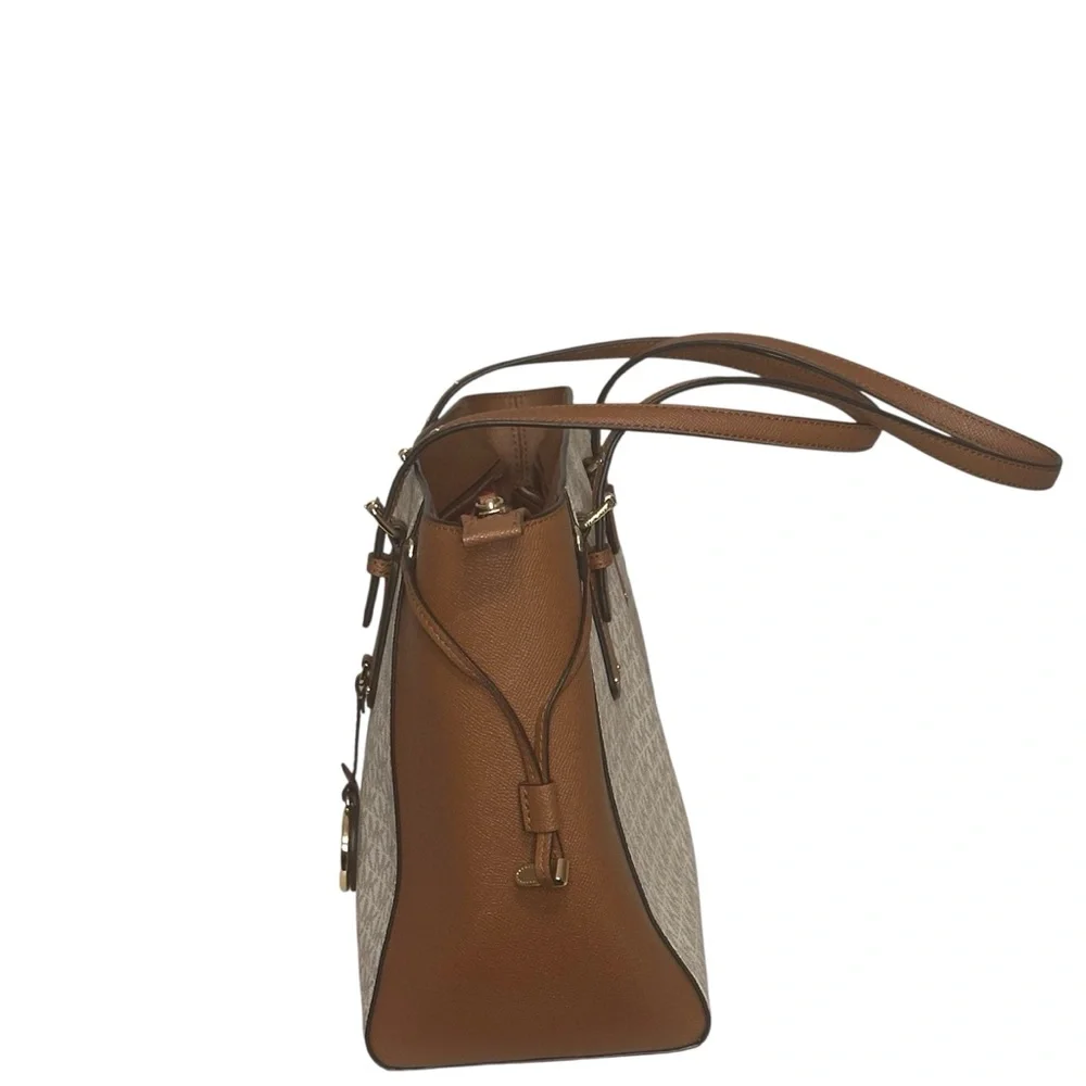Michael Kors Voyager Medium Tote Bag in Vanilla & Acorn Tablet Pocket Zipper Top - Picture 3 of 10